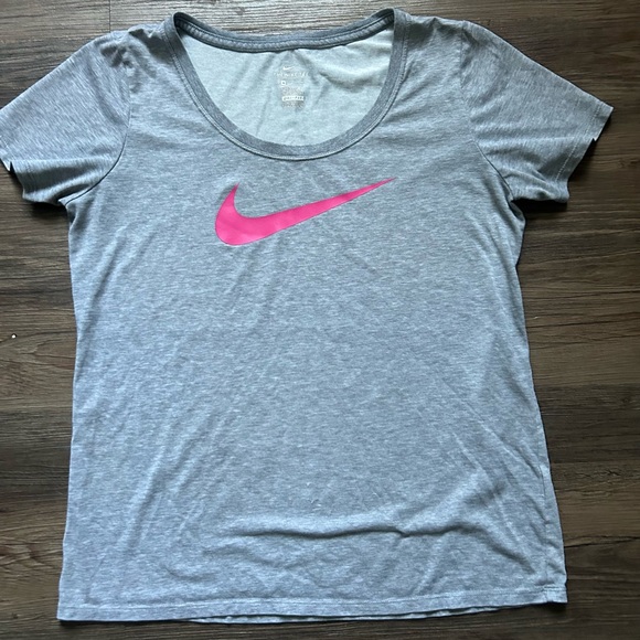 Nike Women's Heather Gray dri-fit Tee with Vibrant Pink Swoosh - Picture 1 of 3
